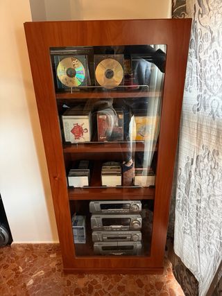 Mueble madera con puerta cristal