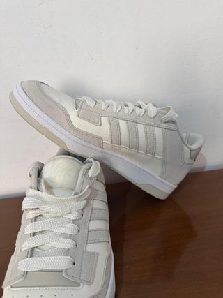 Zapatillas Adidas Beige y Blancas