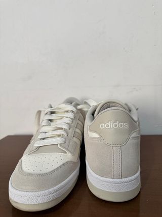 Zapatillas Adidas Beige y Blancas