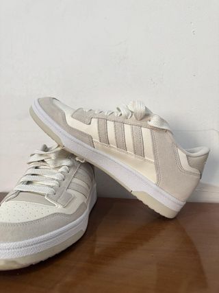 Zapatillas Adidas Beige y Blancas