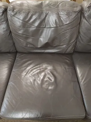 Sofá de 3 plazas de cuero. Medidas:  220cmx 1m