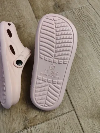 Sandalias rosas nuevas a estrenar