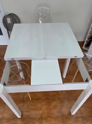 Mesa de comedor blanca y sillas transparentes