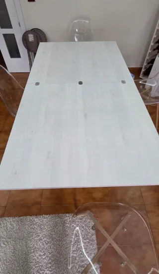 Mesa de comedor blanca y sillas transparentes