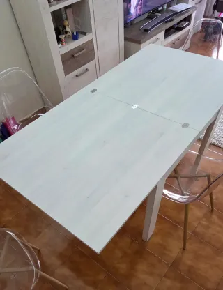Mesa de comedor blanca y sillas transparentes