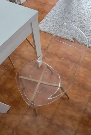 Mesa de comedor blanca y sillas transparentes
