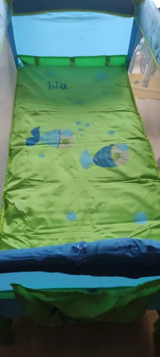 Cuna de viaje azul y verde