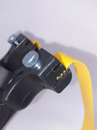 Resortera Negra con Goma Amarilla