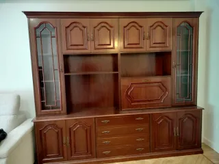 Mueble de salón de madera oscura