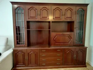 Mueble de salón de madera oscura