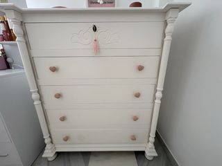 Cómoda blanca con tiradores de corazón