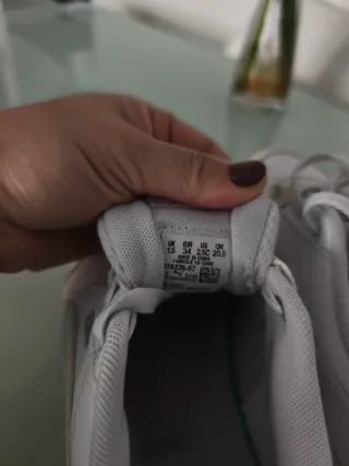 Zapatillas Puma niña blancas.