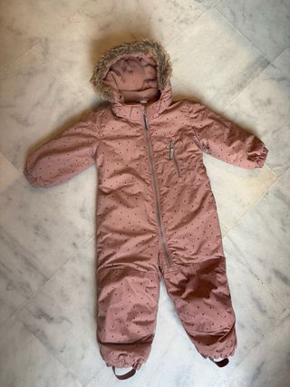 Mono de nieve rosa con puntos