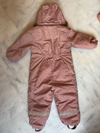 Mono de nieve rosa con puntos