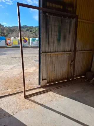 Puerta metálica roja