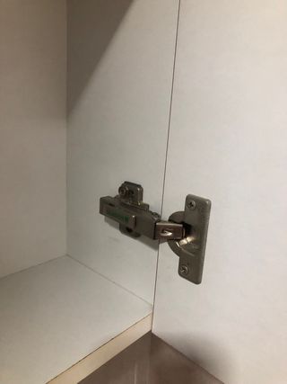 Armario estrecho para colgar blanco