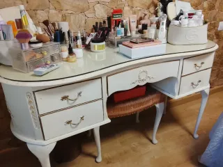 Tocador blanco con espejo y cajones