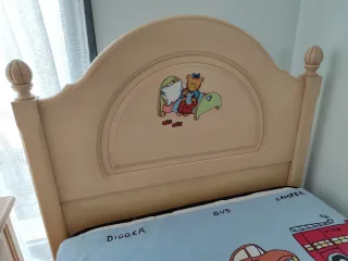 Habitación infantil de madera en muy buen estado .