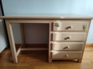 Habitación infantil de madera en muy buen estado .