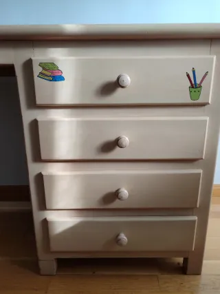 Habitación infantil de madera en muy buen estado .