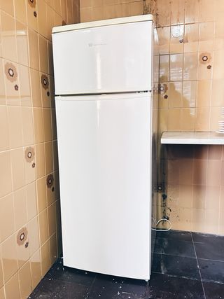 Nevera White-Westinghouse Blanca