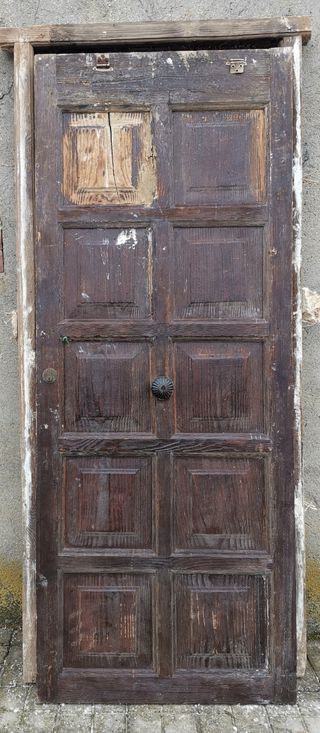 Puerta de entrada de madera antigua