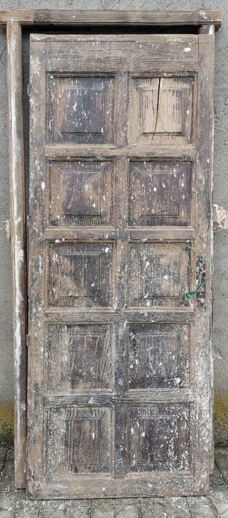 Puerta de entrada de madera antigua