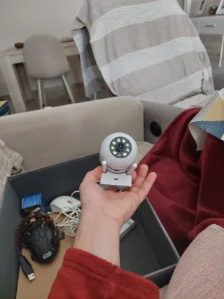 Cámara de vigilancia blanca