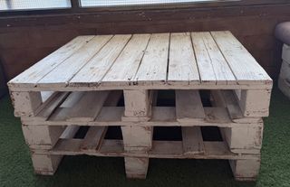 Sofá y mesa de exterior de palets