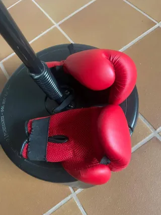 Saco de boxeo con guantes Decathlon.