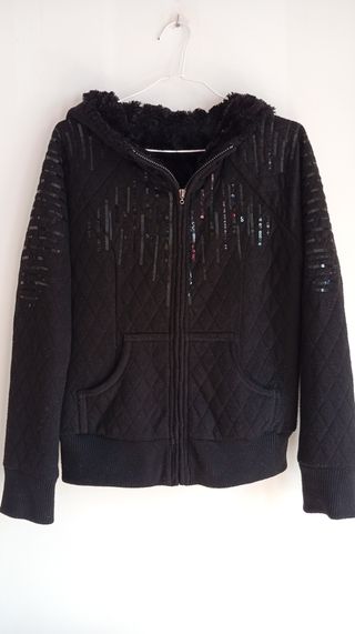 Chaqueta bomber negra capucha, pelo y lentejuelas