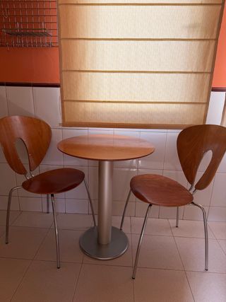 Mesa redonda con 2 sillas – ideal cocina o comedor