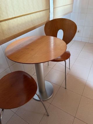 Mesa redonda con 2 sillas – ideal cocina o comedor