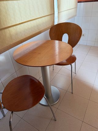 Mesa redonda con 2 sillas – ideal cocina o comedor