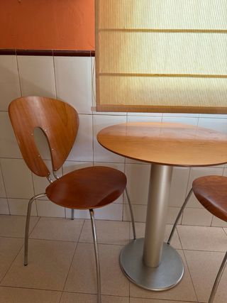 Mesa redonda con 2 sillas – ideal cocina o comedor