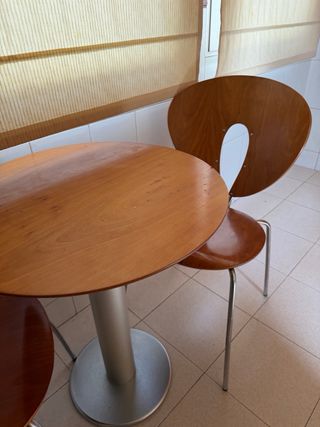 Mesa redonda con 2 sillas – ideal cocina o comedor
