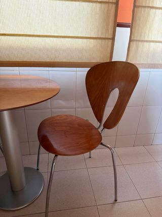 Mesa redonda con 2 sillas – ideal cocina o comedor