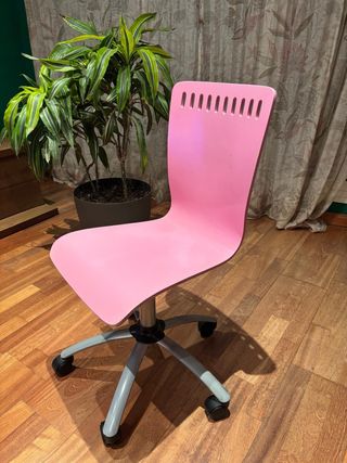 Silla de escritorio rosa.
