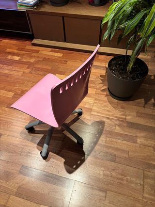 Silla de escritorio rosa.