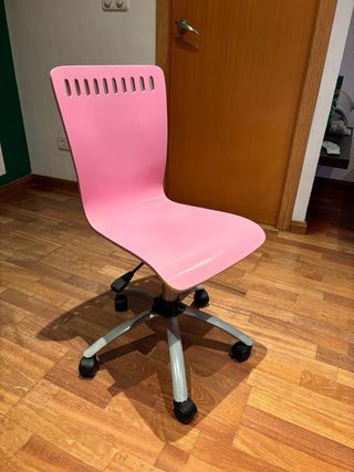Silla de escritorio rosa.