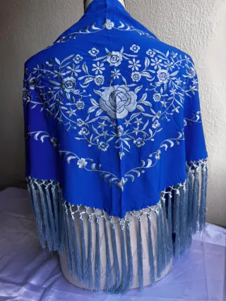 Conjunto Mantón Bordado Azul y celeste