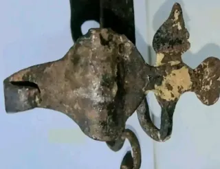 Antico pezzo in ferro battuto