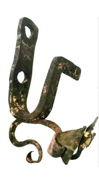 Antico pezzo in ferro battuto