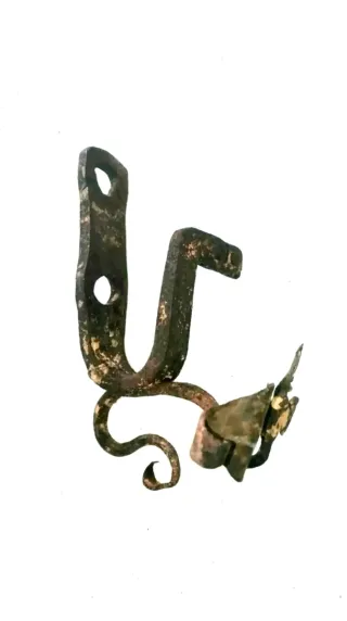 Antico pezzo in ferro battuto