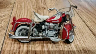 Moto miniatura clásica roja
