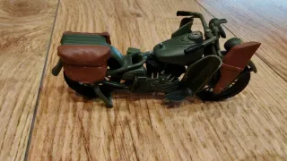 Moto miniatura clásica roja