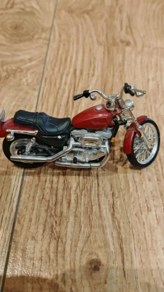 Moto miniatura clásica roja