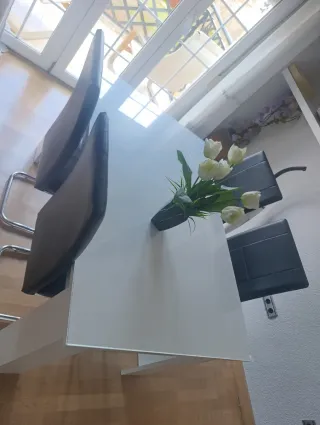 Mesa blanca con 4 sillas negras medidas