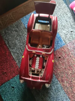 Coche de juguete rojo