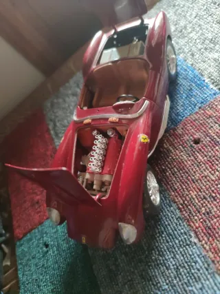 Coche de juguete rojo